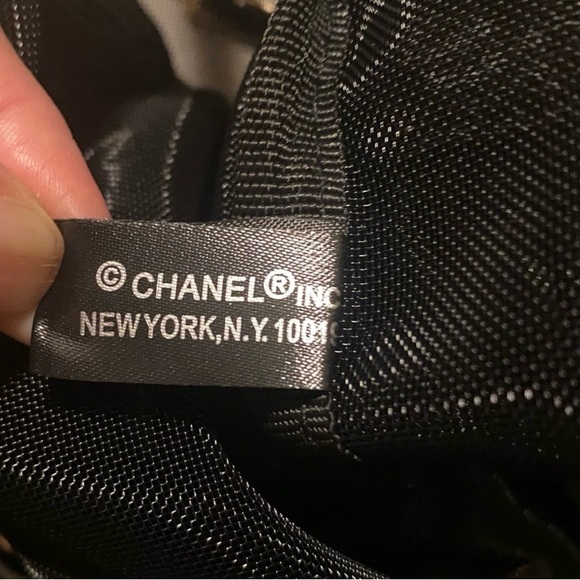 CHANEL
Chanel Mesh tote Bag included
Makeup Pouch - Picture 11 of 13